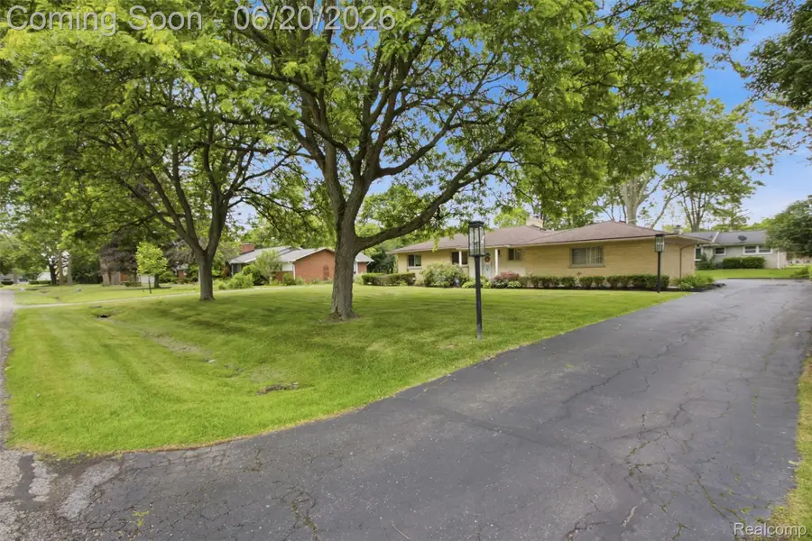 31737 Bella Vista Drive, Farmington, MI 48334 - #2