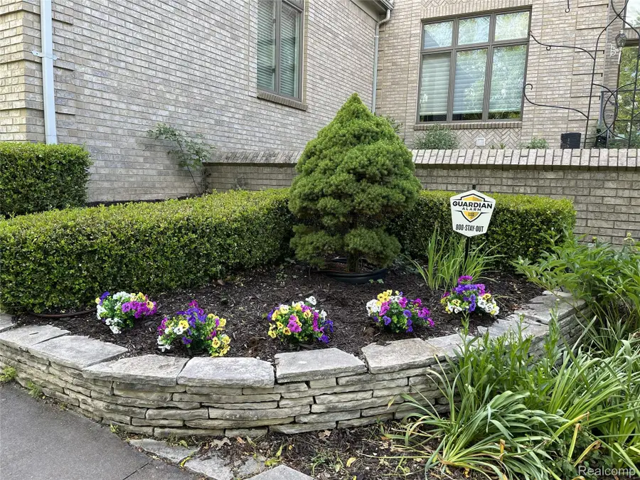 1721 Archers Pointe, Rochester Hills, MI 48306 - #2