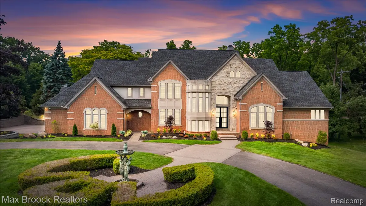 1888 W Tahquamenon Court, Bloomfield, MI 48302 - #1