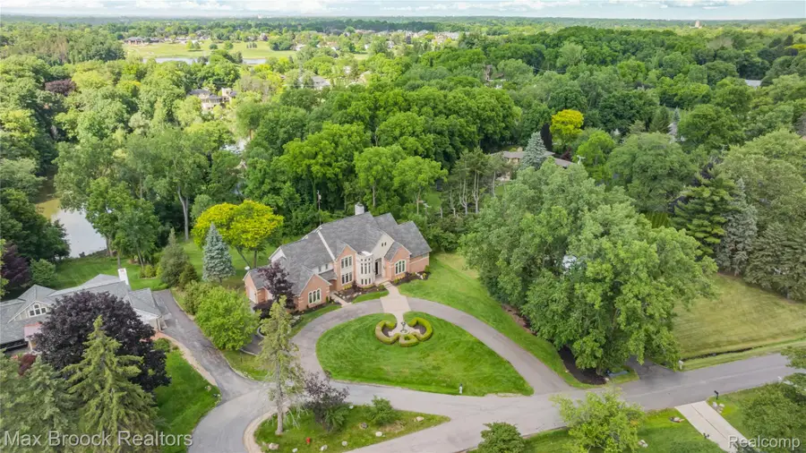 1888 W Tahquamenon Court, Bloomfield, MI 48302 - #2