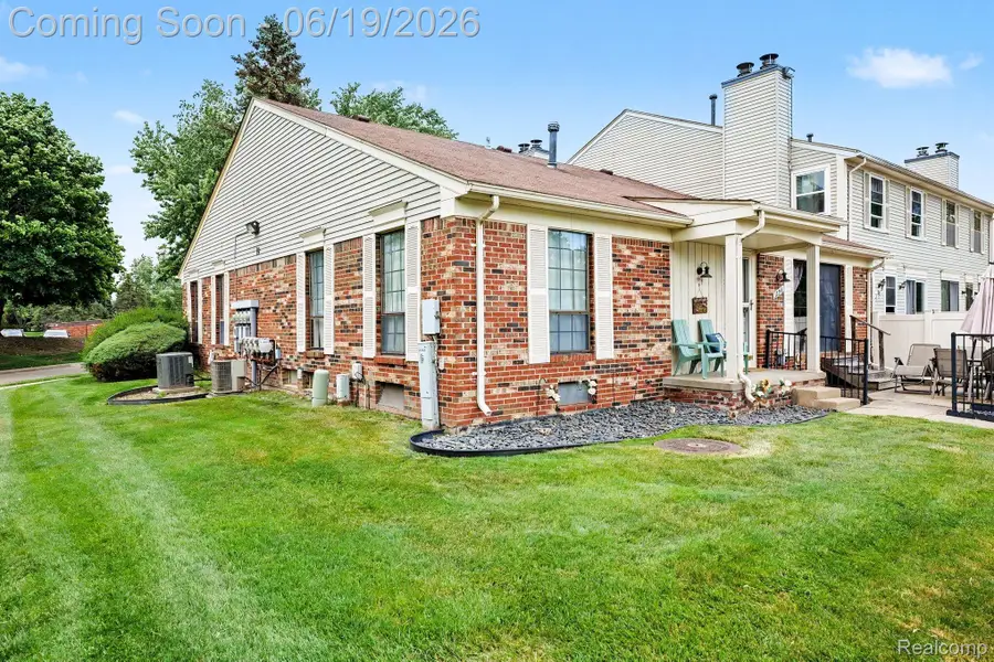 38748 Golfview Drive E, Clinton Township, MI 48038 - #2