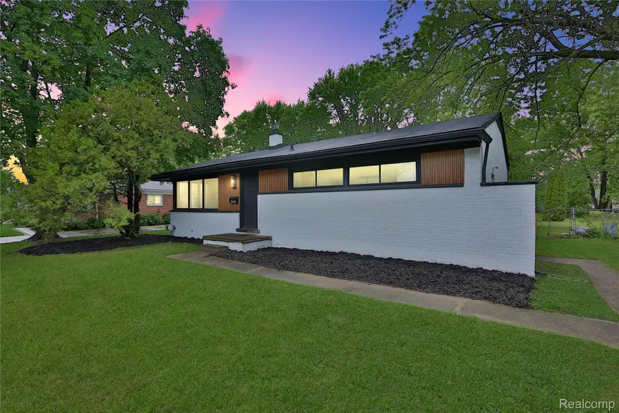 36720 N Schafer Street, Clinton Township, MI 48035 - #2