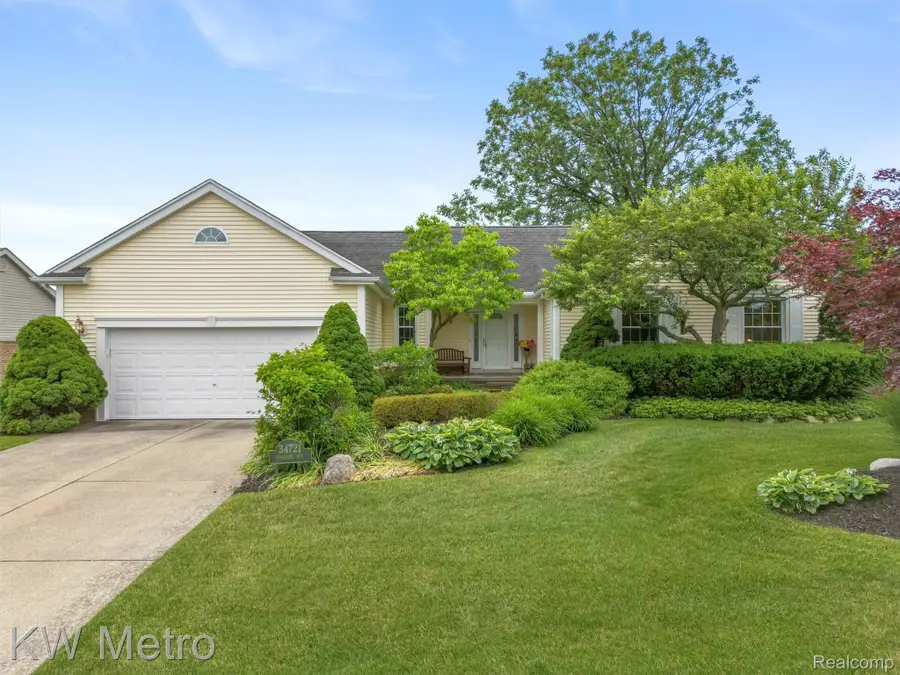 34721 Pembroke Avenue, Livonia, MI 48152 - #2