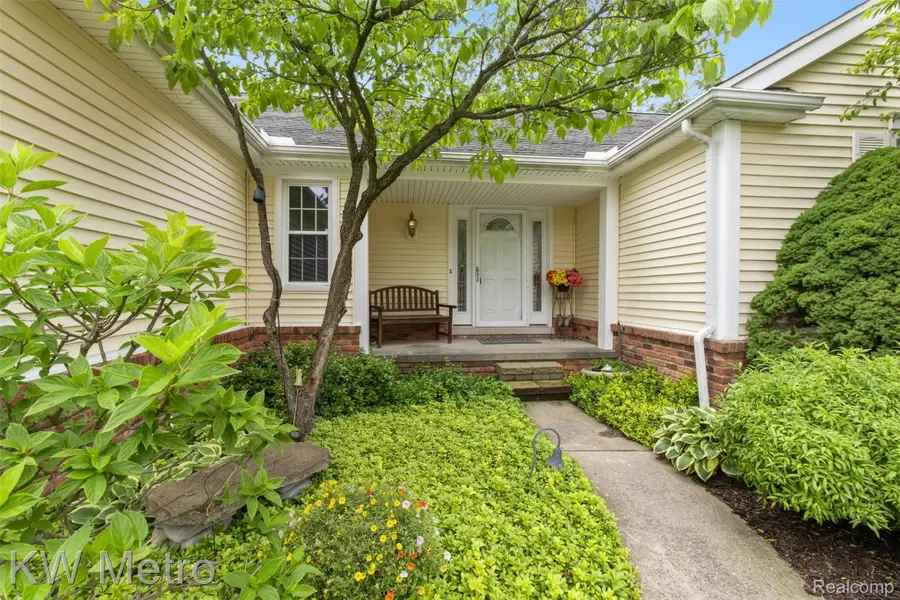 34721 Pembroke Avenue, Livonia, MI 48152 - #3