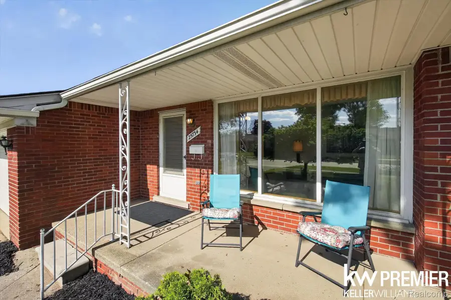 25734 Graceland Circle, Dearborn Heights, MI 48125 - #2