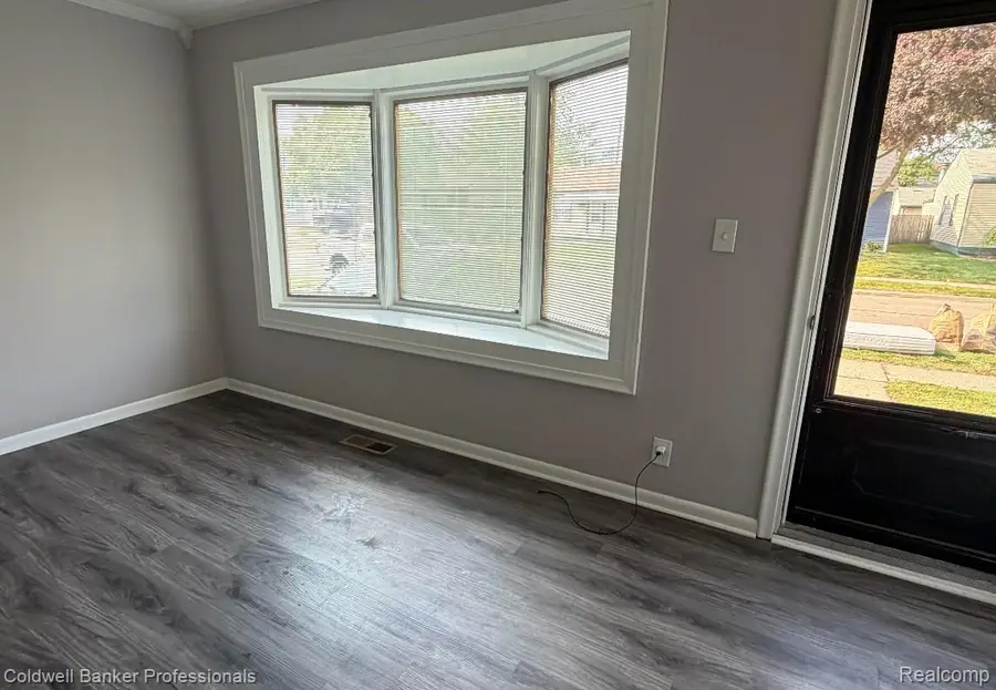 142 E Dallas Avenue E, Madison Heights, MI 48071 - #2