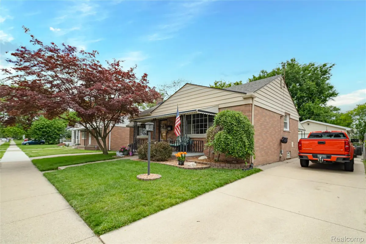 1621 E Pearl Avenue, Hazel Park, MI 48030 - #1