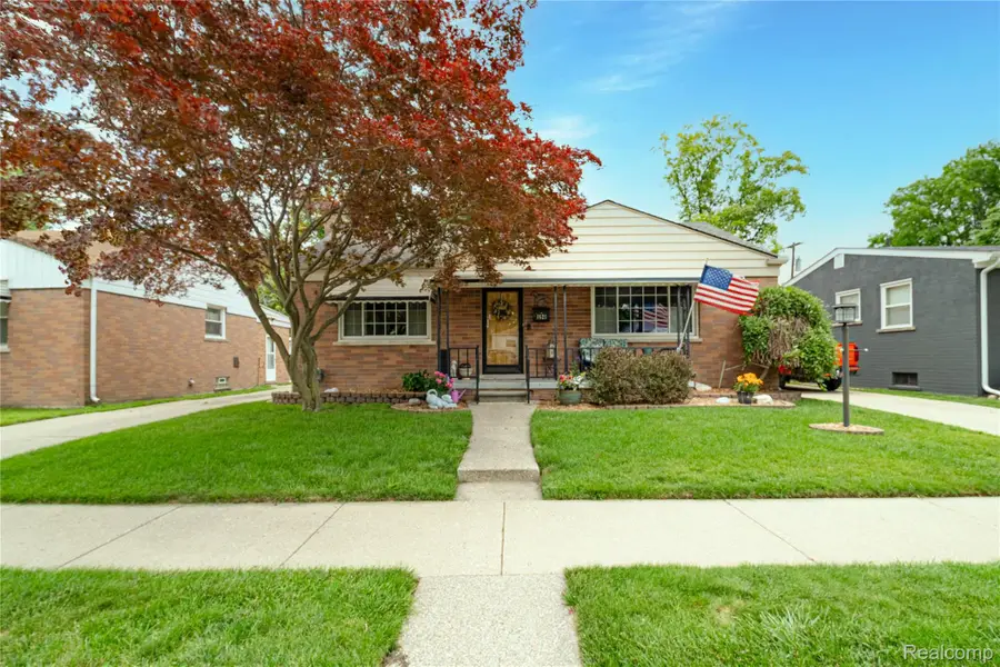 1621 E Pearl Avenue, Hazel Park, MI 48030 - #2