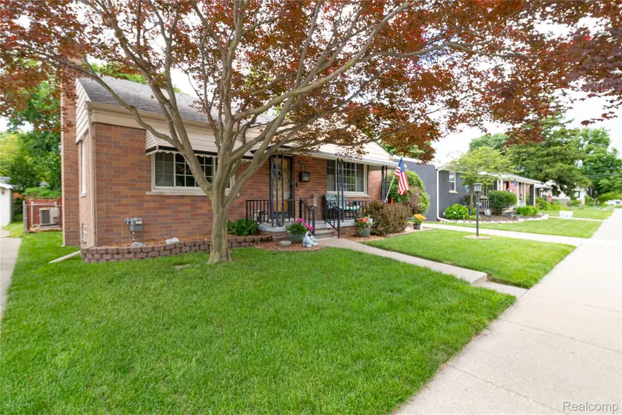 1621 E Pearl Avenue, Hazel Park, MI 48030 - #3