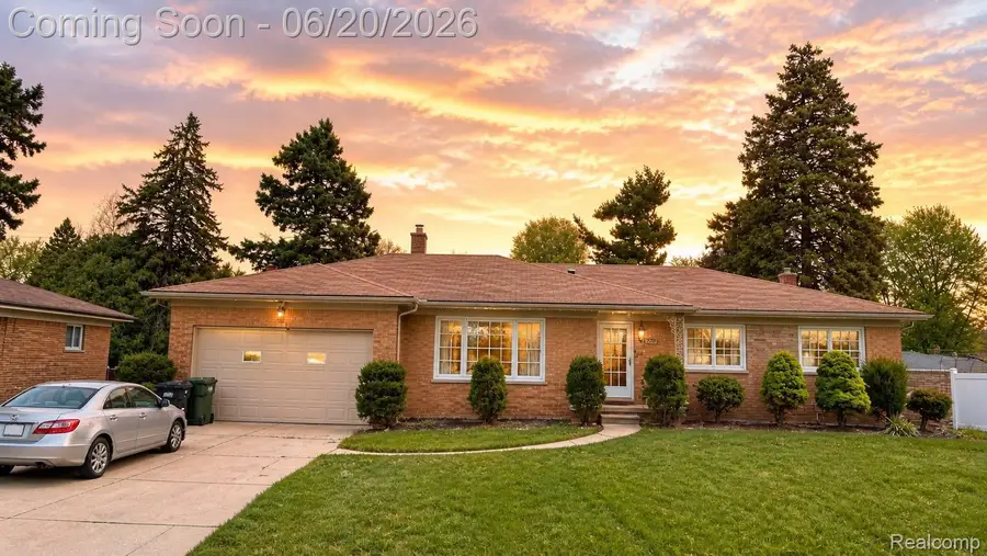 37542 Andrew Drive, Sterling Heights, MI 48312 - #2