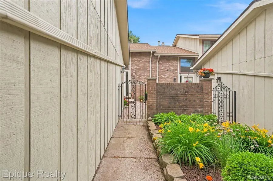 26 Kirks Court, Rochester Hills, MI 48309 - #3