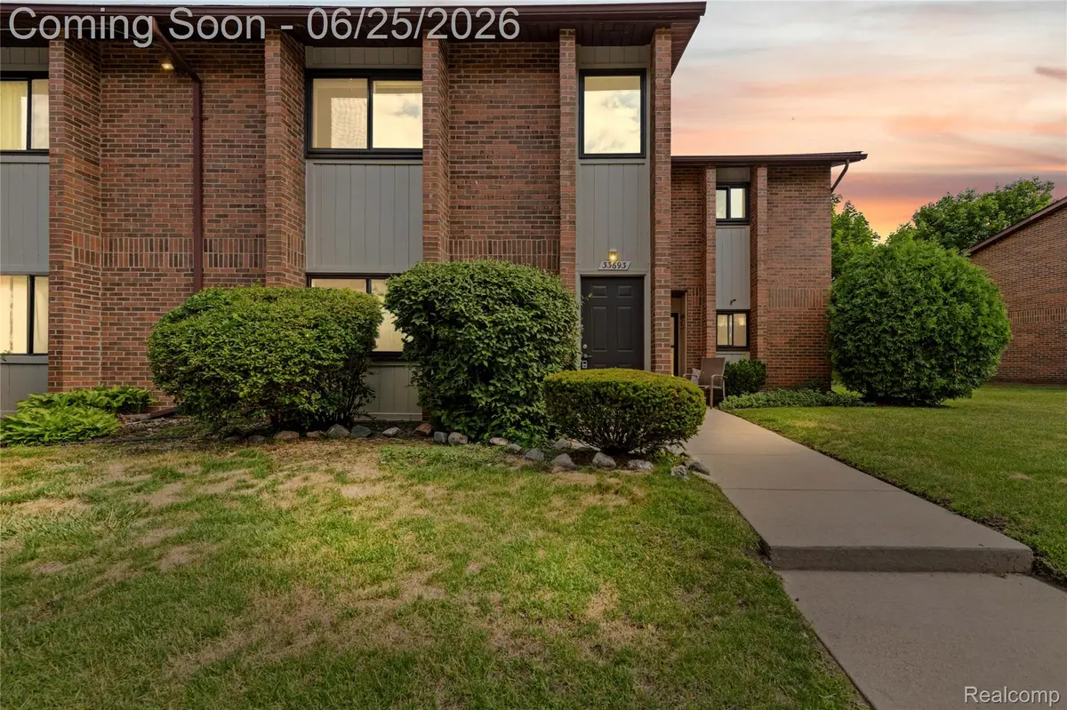 33693 Pondview Circle, Livonia, MI 48152 - #1