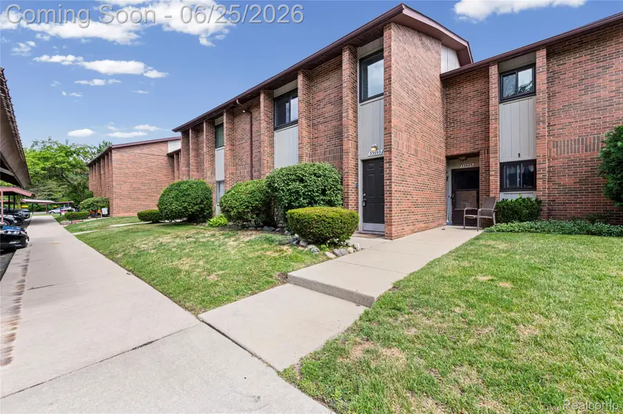 33693 Pondview Circle, Livonia, MI 48152 - #2