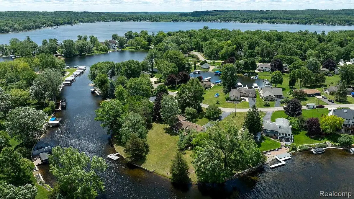 1165 Camelot Drive, Pinckney, MI 48169 - #1