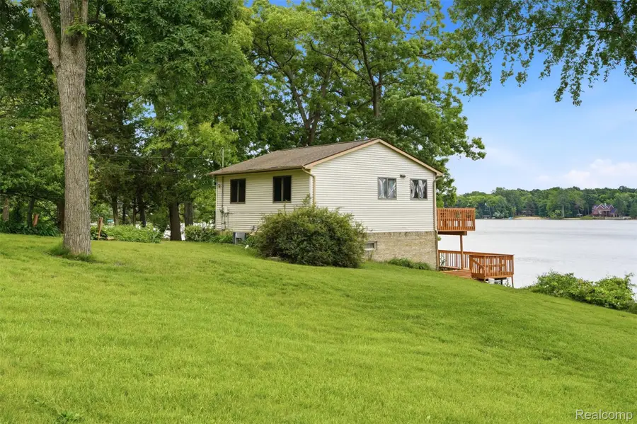 11044 Grand River Avenue, Brighton, MI 48116 - #2