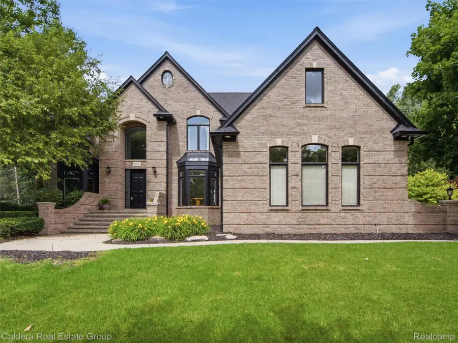 56015 Parkview Drive, Utica, MI 48316 - #2
