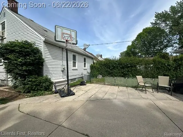 24631 Carlysle Street, Dearborn, MI 48124 - #3