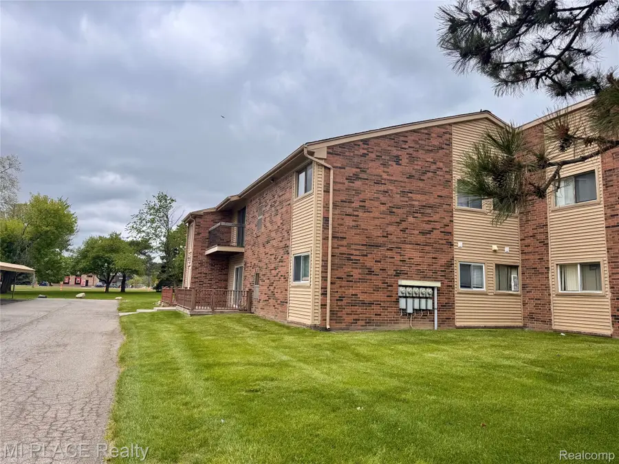 16150 Clarkson Drive #13, Fraser, MI 48026 - #3