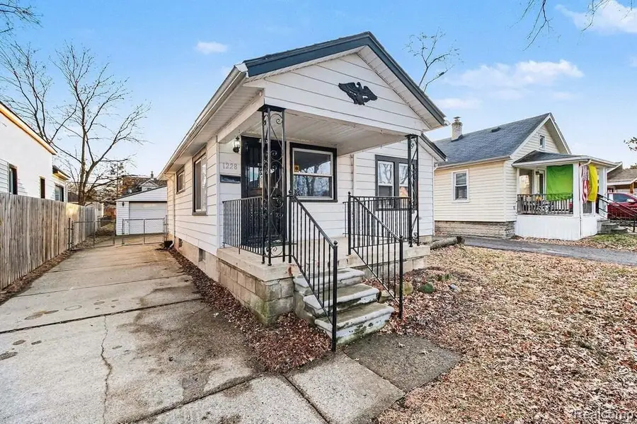 1228 E Jarvis Avenue, Hazel Park, MI 48030 - #2