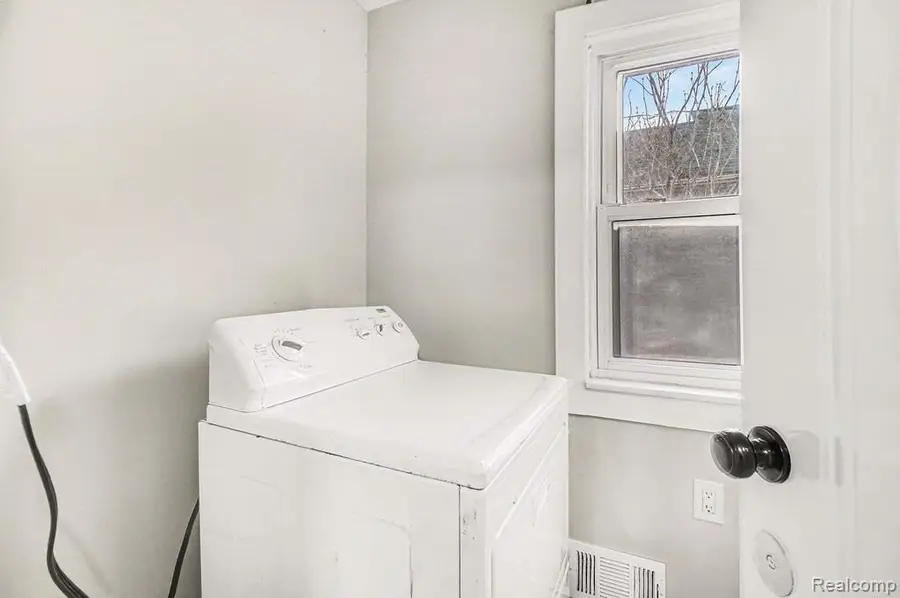 1228 E Jarvis Avenue, Hazel Park, MI 48030 - #3