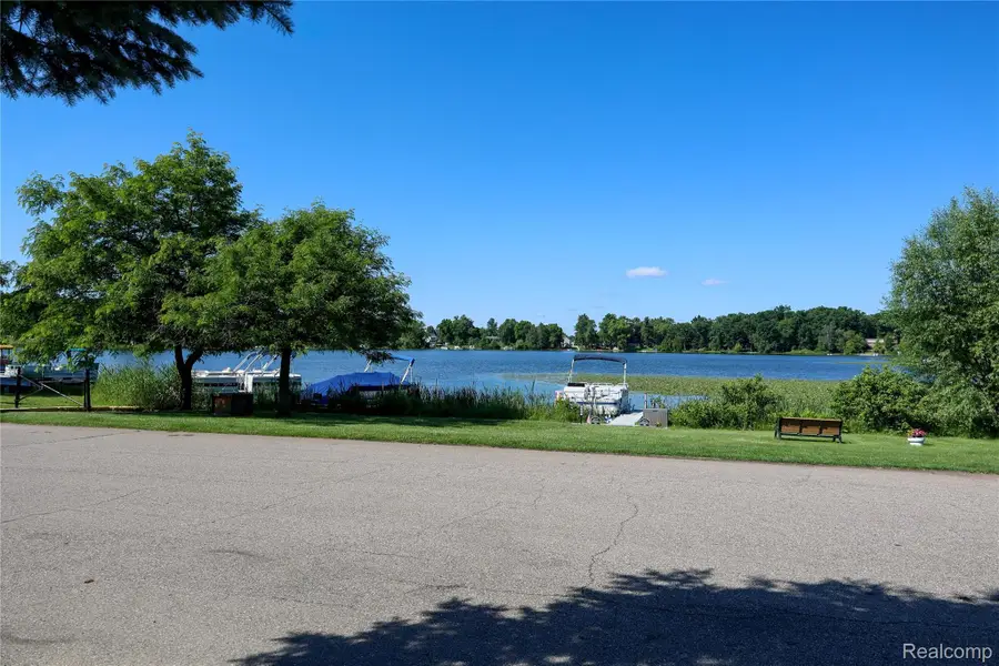 92 Carnberry Beach Blvd, White Lake, MI 48386 - #3
