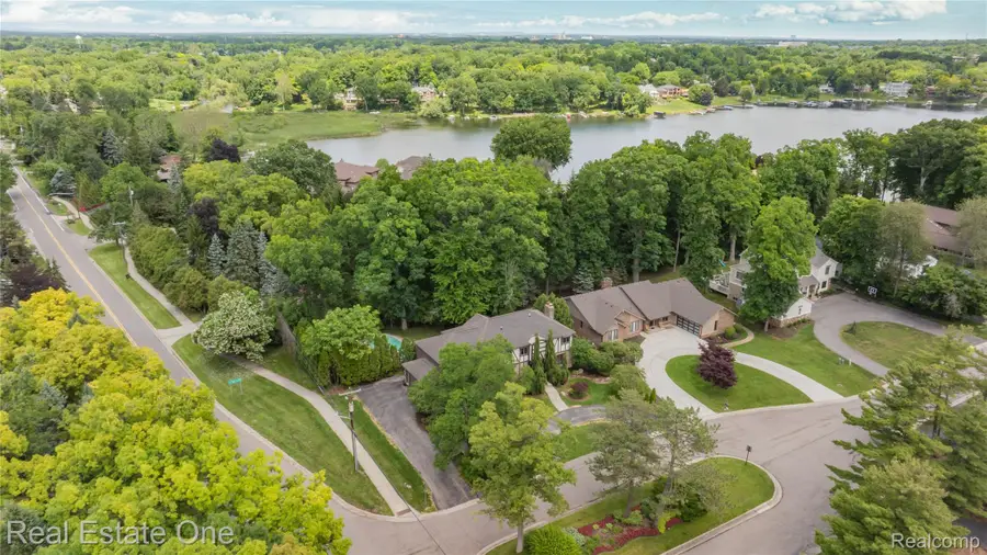 2250 Bloomfield Woods Court, West Bloomfield, MI 48323 - #3