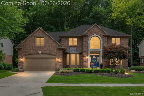 2176 Oakwood Drive, Troy, MI 48085
