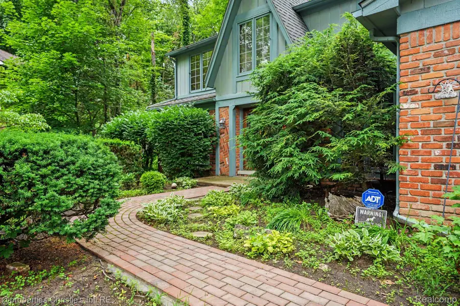 393 Eckford Circle, Troy, MI 48085 - #3