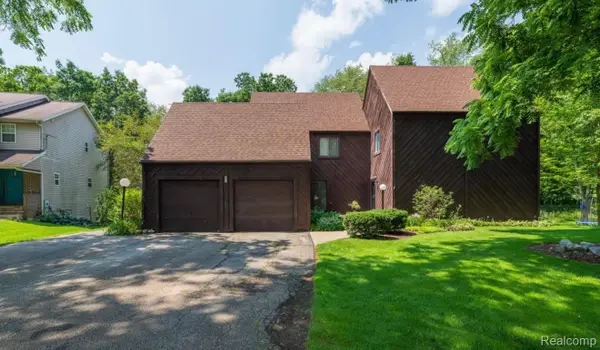 279 Fairway Court, Plainwell, MI 49080