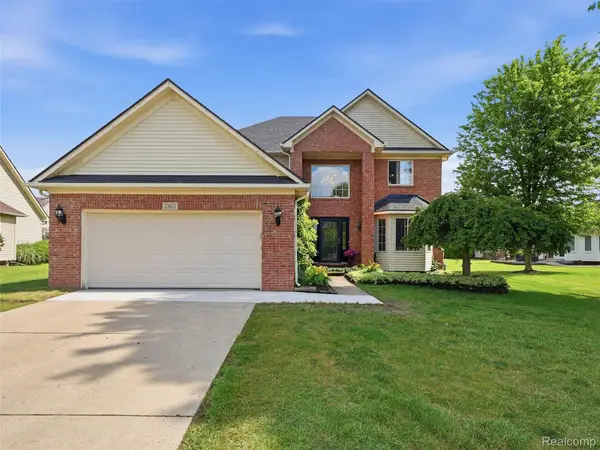23621 Crescent Ridge Drive, NewBoston, MI 48164