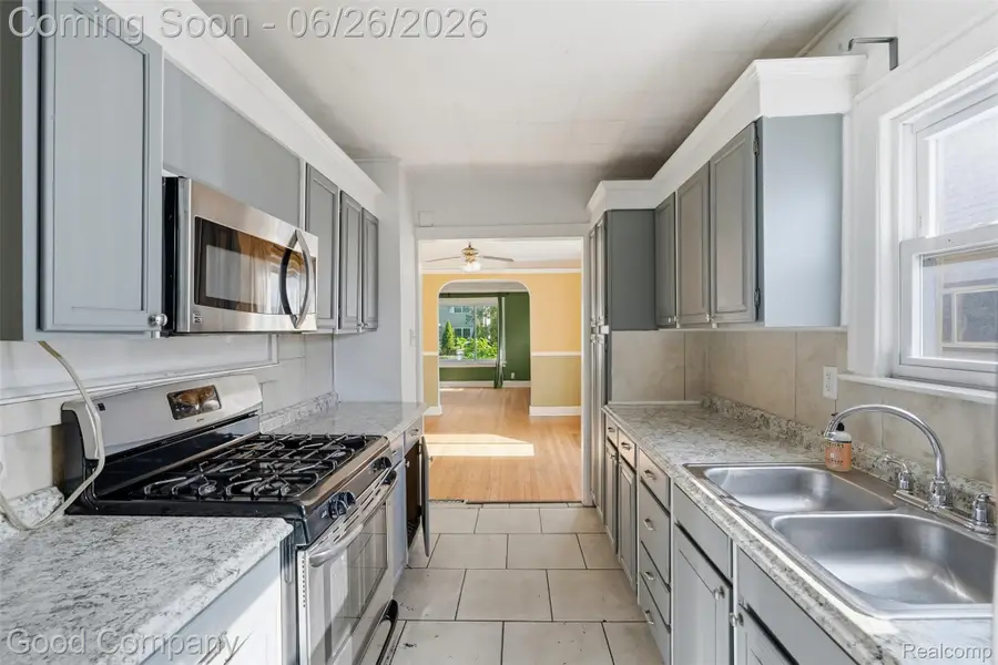 520 E Muir Avenue, Hazel Park, MI 48030 - #2