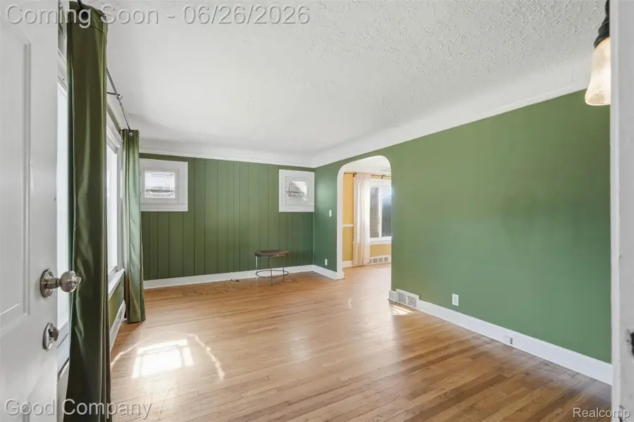 520 E Muir Avenue, Hazel Park, MI 48030 - #3