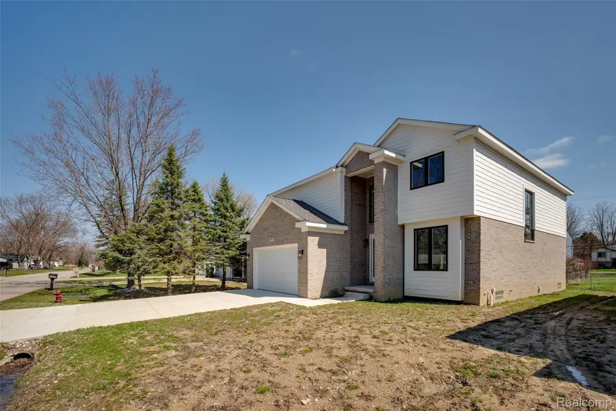 2911 Walsh Drive, Rochester Hills, MI 48309 - #2