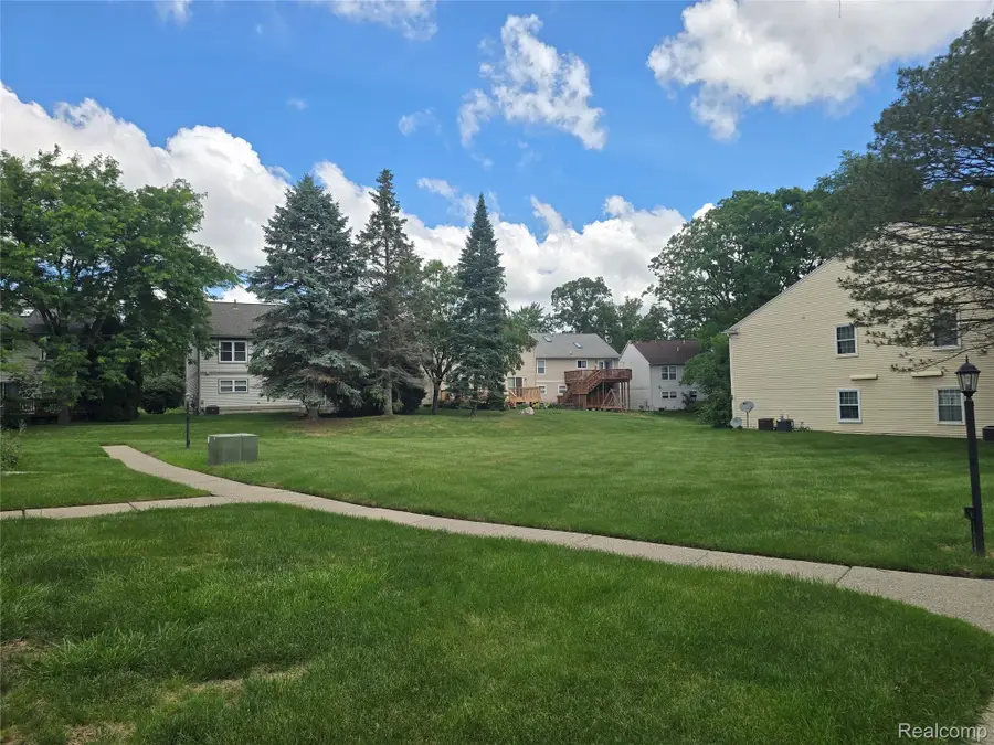 833 Bloomfield Village Boulevard #C, Auburn Hills, MI 48326 - #3