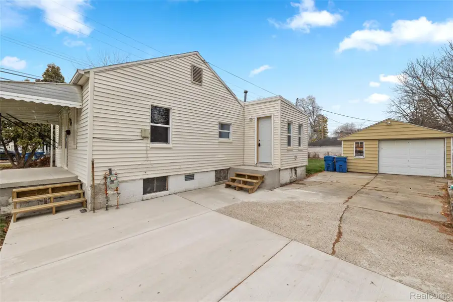 21118 Wellington Avenue E, Warren, MI 48089 - #2
