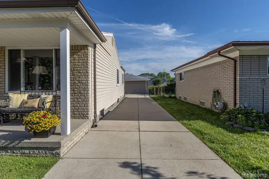15270 Cambridge Drive, Fraser, MI 48026 - #2