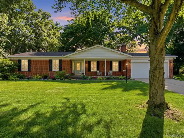 36829 Lansbury Lane, Farmington, MI 48335