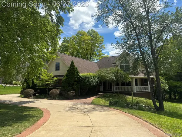 9015 Huron Bluffs Drive, WhiteLake, MI 48386