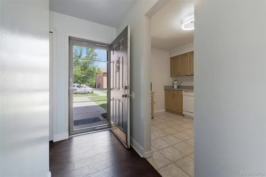 33587 Pondview Circle #114, Livonia, MI 48152 - #3