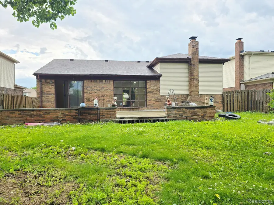 36730 Engleside Drive, Sterling Heights, MI 48310 - #3