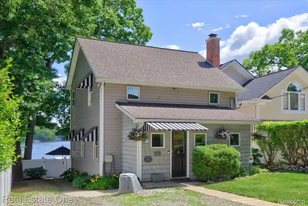 836 Pine Tree Road W, LakeOrion, MI 48362