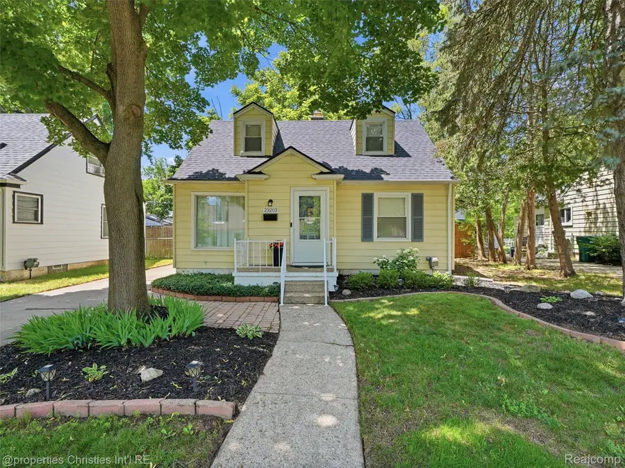 23203 Violet Street, Farmington, MI 48336 - #2