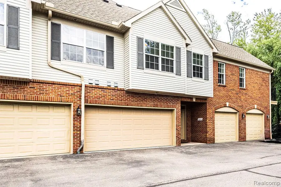 23044 Williamsburg Circle, Woodhaven, MI 48183 - #2