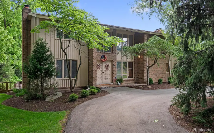 5863 Seville Circle, Orchard Lake Village, MI 48324 - #2