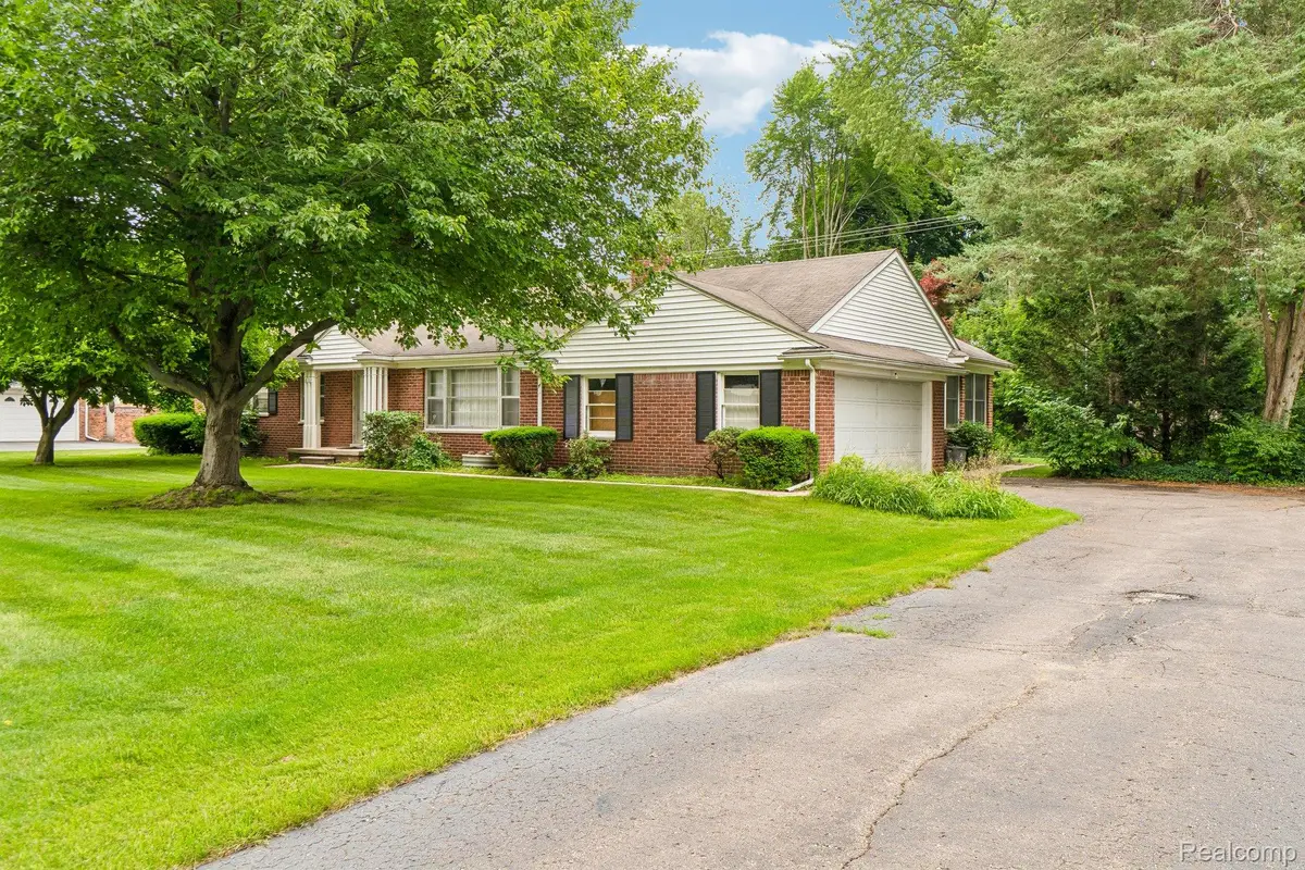 6105 Gilbert Lake Road, Bloomfield, MI 48301 - #1
