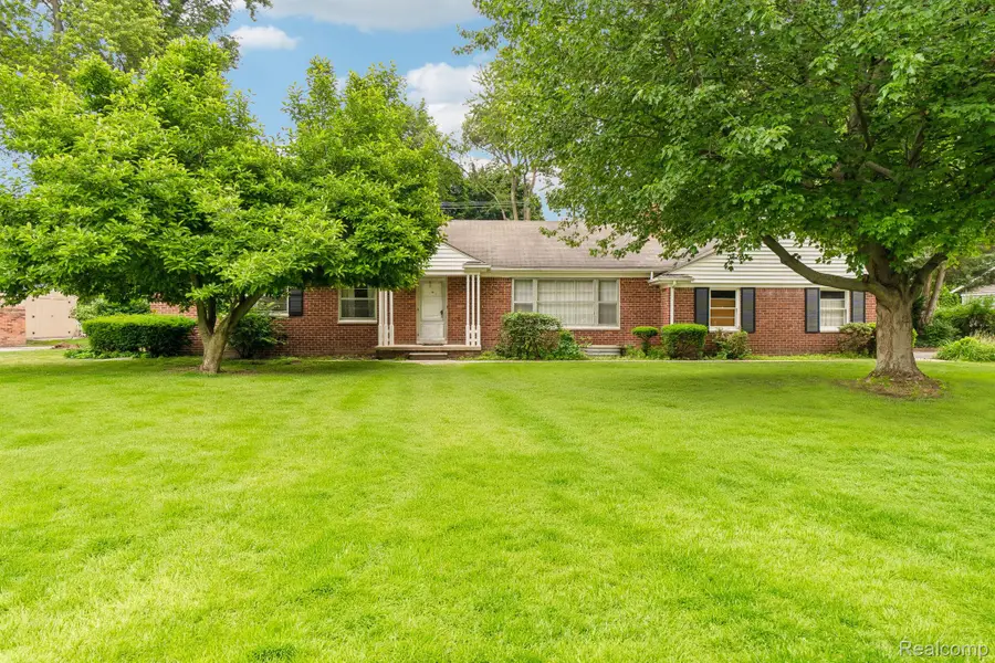6105 Gilbert Lake Road, Bloomfield, MI 48301 - #2