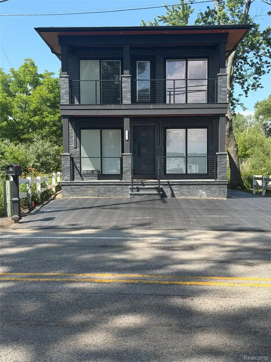 561 E Walled Lake Drive, Walled Lake, MI 48390 - #2