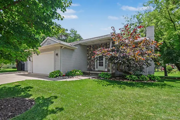 2460 Livernois Drive, Howell, MI 48843