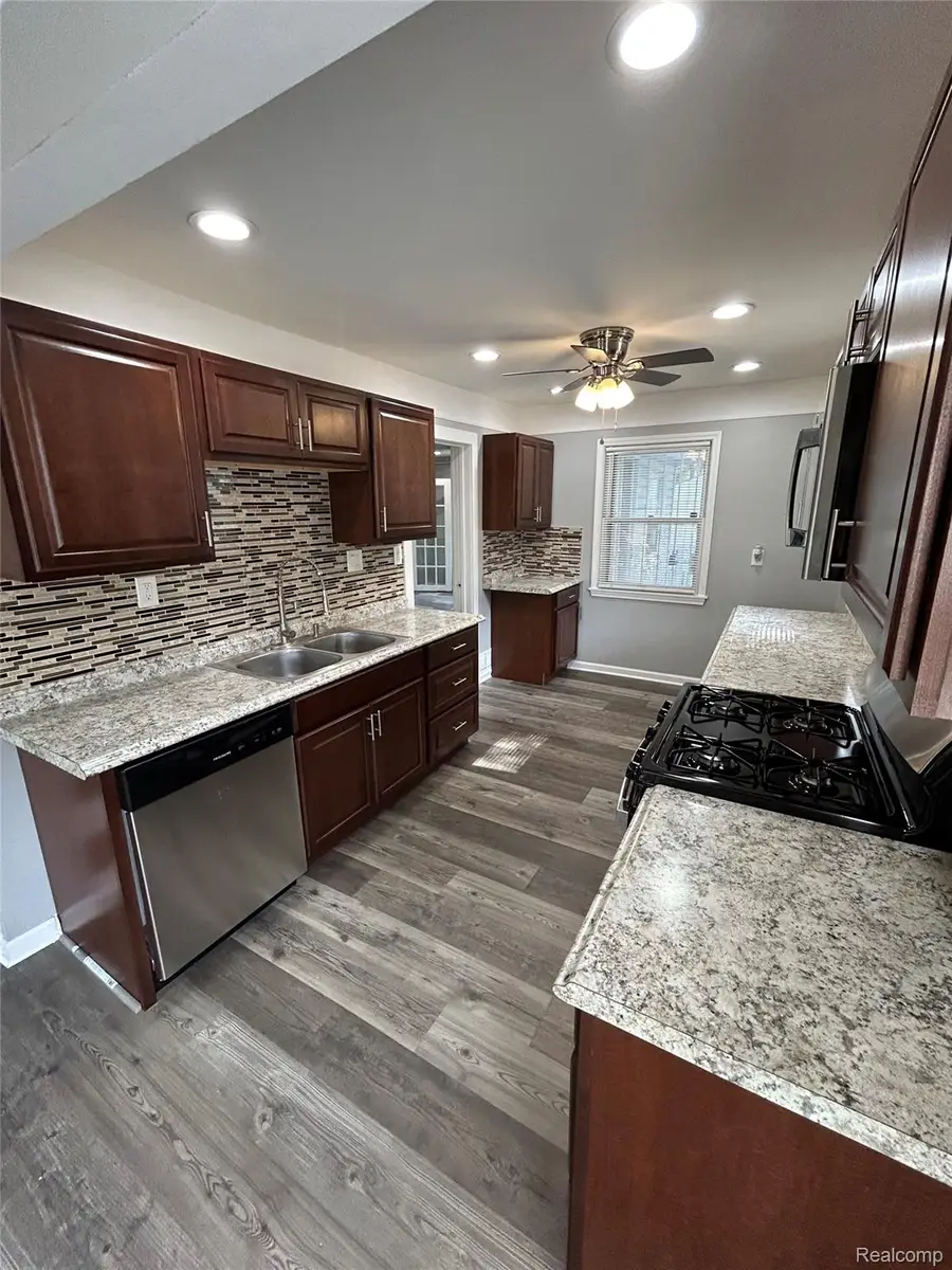 24095 Stanford Street, Dearborn Heights, MI 48125 - #2