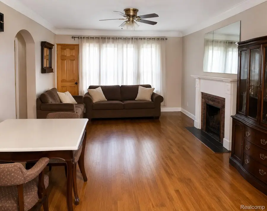 20882 Hawthorne Street, Harper Woods, MI 48225 - #2